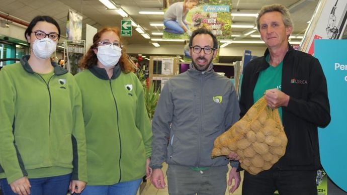 Jean-Marc Weisse, à droite, administrateur chez Lorca, avec des employés du magasin vert de Kœnigsmacker. Cet agriculteur a aidé bénévolement dans ce point de vente, il souligne « le professionnalisme des équipes ». © D. PÉRONNE